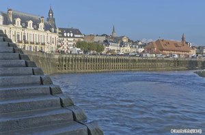 Trouville-Deauville La mairie,le port,l'église,la halle aux poissons