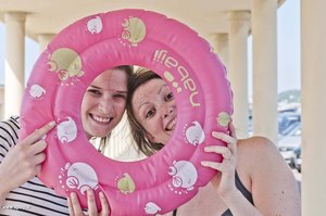 une bouée pour les filles à deauville