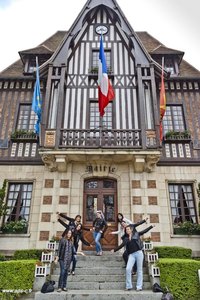 evjf devant la mairie de deauville