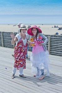 deux futures mariées sur les planches de deauville