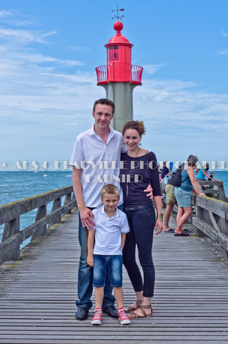 Famille sur le quai Deauville Trouville