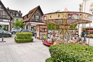 Manège de chevaux de bois à Deauville