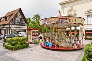 Manège de chevaux de bois devant le casino Barrière de Deauville