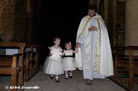 Mariage le cur&eacute; et les enfants de c�ur
