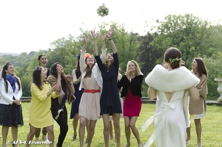 lancer du bouquet de la mari&eacute;e