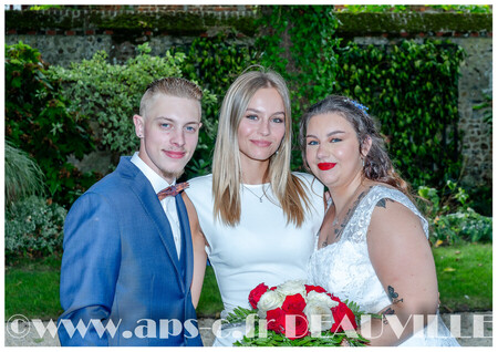 photo avec les mari&eacute;s