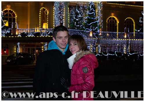 photo de couple devant le casino Barrière
