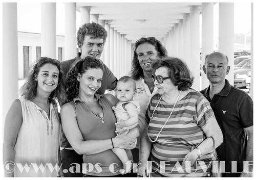 photo réunion de famille sur la plage