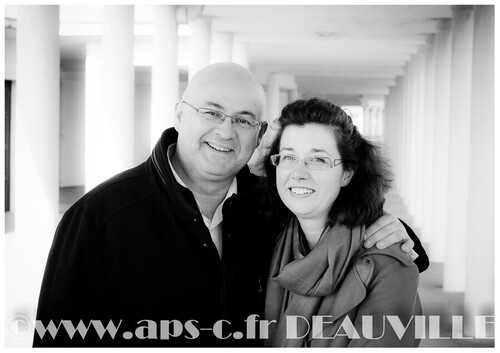 photo de famille couple en noir et blanc