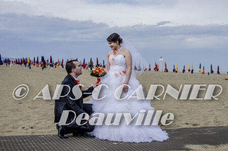 Mariés sur la plage de Deauville