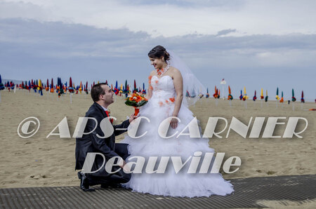 Mari&eacute;s sur la plage de Deauville