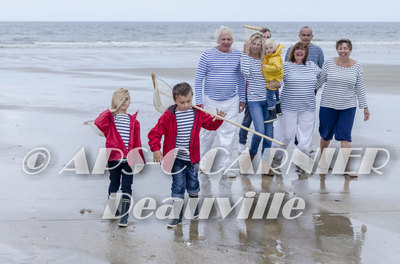Promenade famille sur la plage